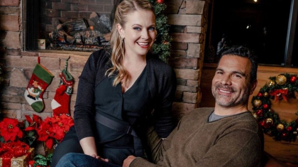 Melissa Joan Hart et Ricardo Antonio Chavira dans le téléfilm Noël Actually.