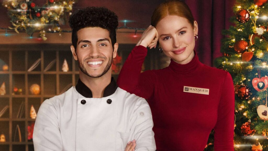 Madelaine Petsch et Mena Massoud dans le téléfilm Coup de Foudre à l'Hôtel Noël.