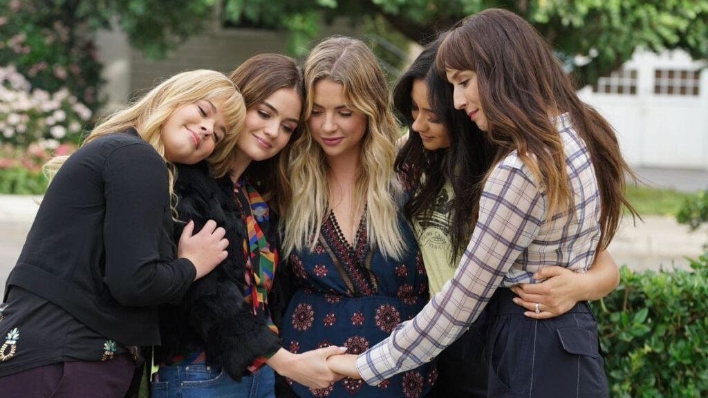 Hannah, Aria, Emily et Spencer en tenue de prison dans Pretty Little Liars