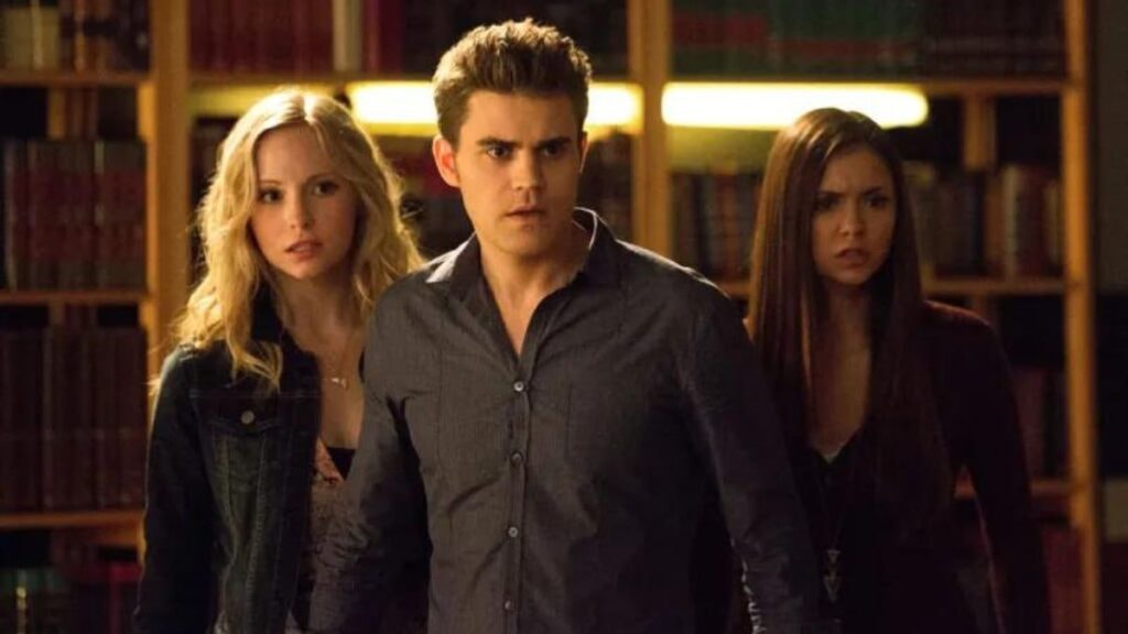 caroline, stefan et elena dans la série the vampire diaries