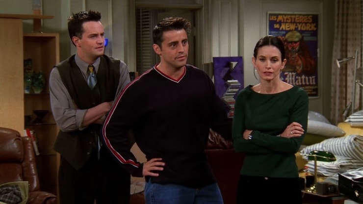 Friends : aviez-vous remarqué cette incohérence sur Chandler dans l’épisode 16 de la saison 10 ?