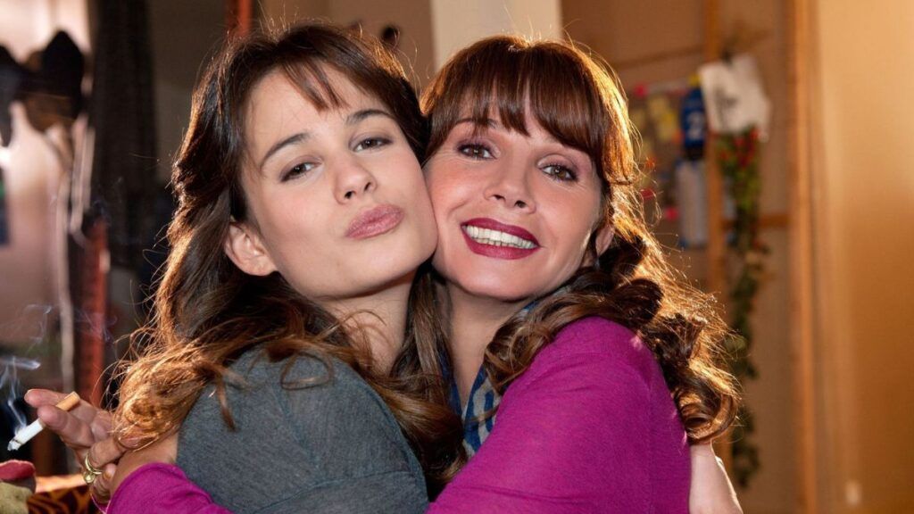 Lucie Lucas et Victoria Abril dans la série Clem.