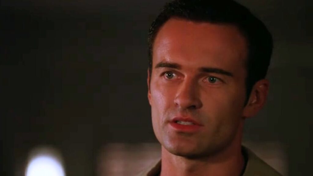 La première scène de Cole Turner dans la série Charmed.