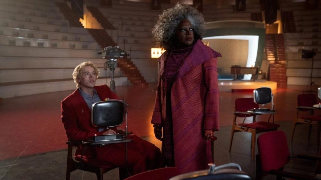 Coriolanus Snow (Tom Blyth) et Dr. Gaul (Viola Davis) dans Hunger Games : La Ballade du serpent et de l'oiseau chanteur