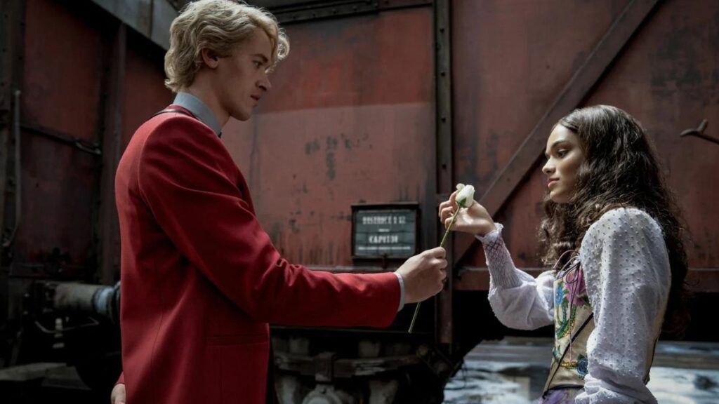 Coriolanus Snow offre une rose à Lucy Gray Baird dans Hunger Games : La Ballade du serpent et de l'oiseau chanteur