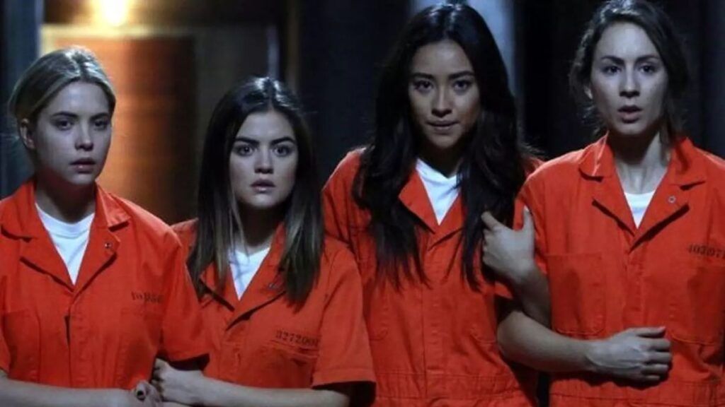 Hannah, Aria, Emily et Spencer en tenue de prison dans Pretty Little Liars