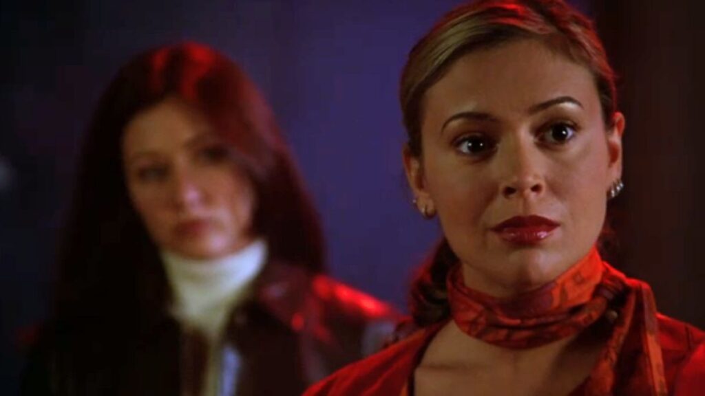 Phoebe et Prue Halliwell rencontrent Cole Turner dans Charmed.