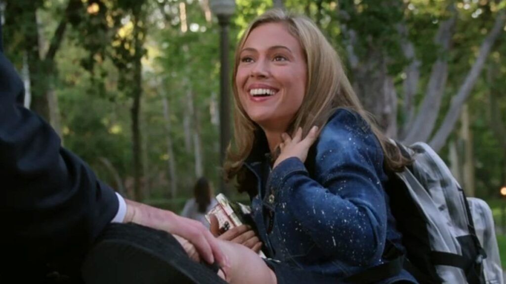 Phoebe Halliwell et Cole Turner sur le campus de l'université dans la série Charmed.