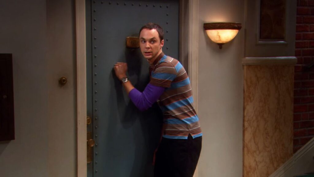 Sheldon tape à la porte de Penny dans The Big Bang Theory.