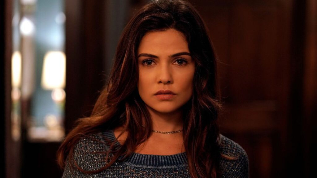 Danielle Campbell dans la série Tell Me A Story.