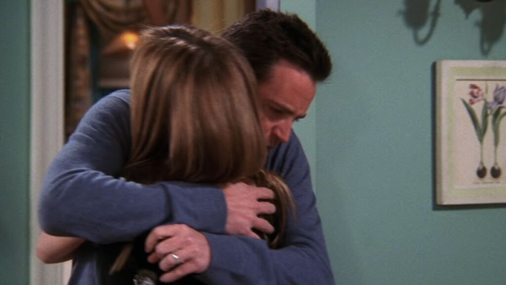 Chandler qui prend Rachel dans ses bras, Friends