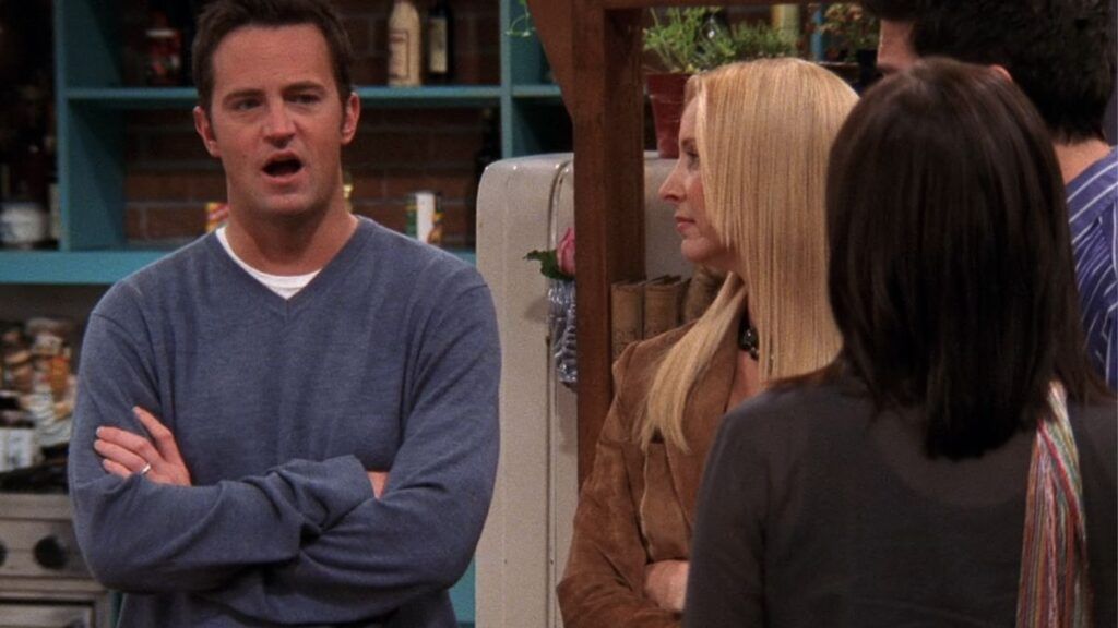 Chandler qui parle avec Phoebe, Monica et Ross, Friends