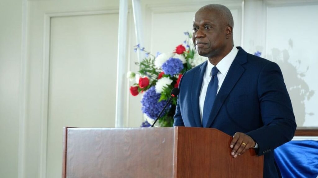 Capitaine Raymond Holt (Andre Braugher) dans la sitcom Brooklyn Nine-Nine