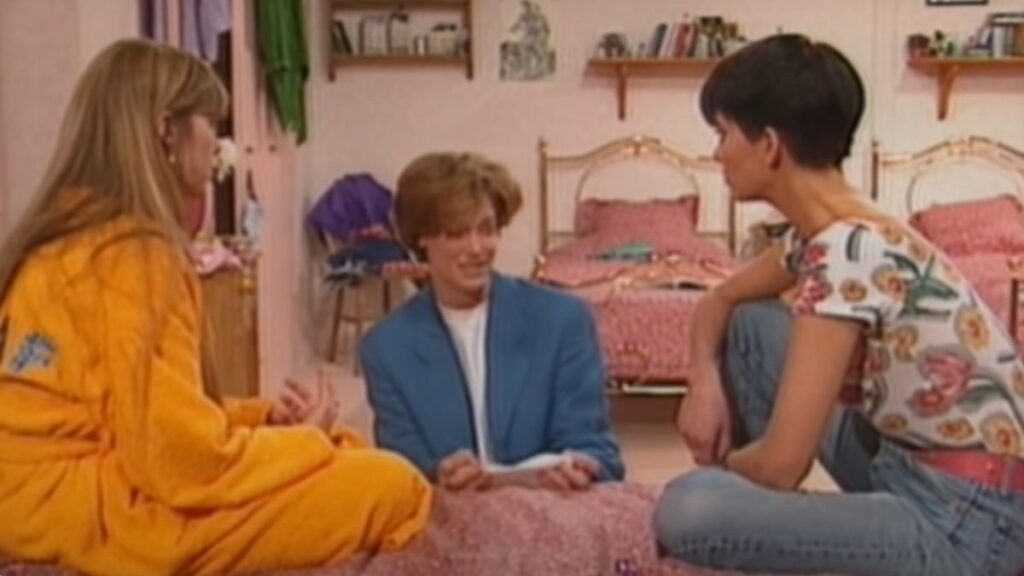 Hélène, Cathy et Johanna dans la chambre des filles de la série Hélène et les Garçons.