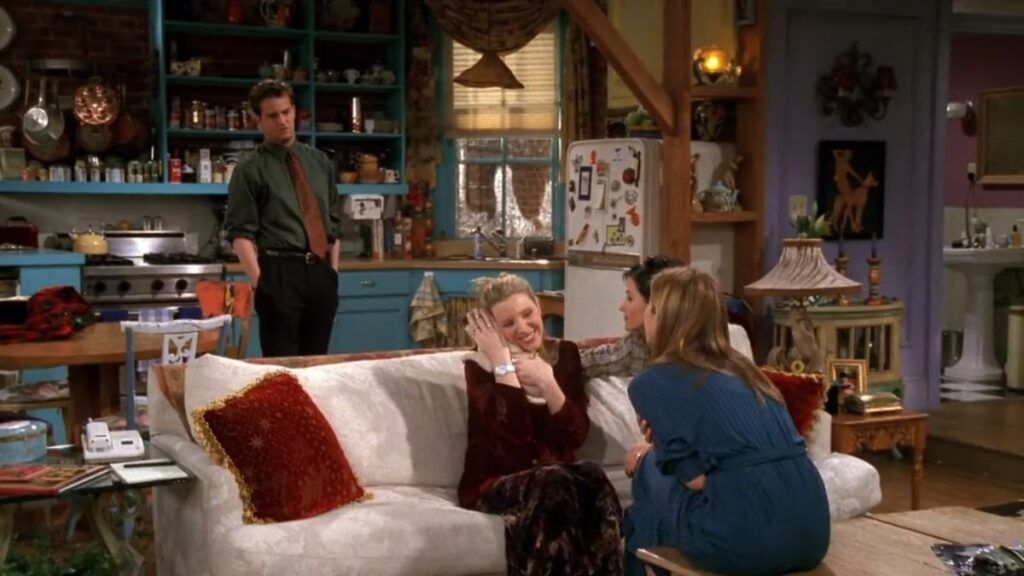 Chandler, Phoebe, Monica et Rachel avec un chien dans Friends