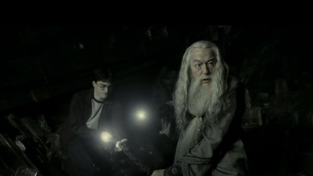 harry et albus dans la caverne pour récupérer l'horcruxe dans harry potter et le prince de sang-mêlé