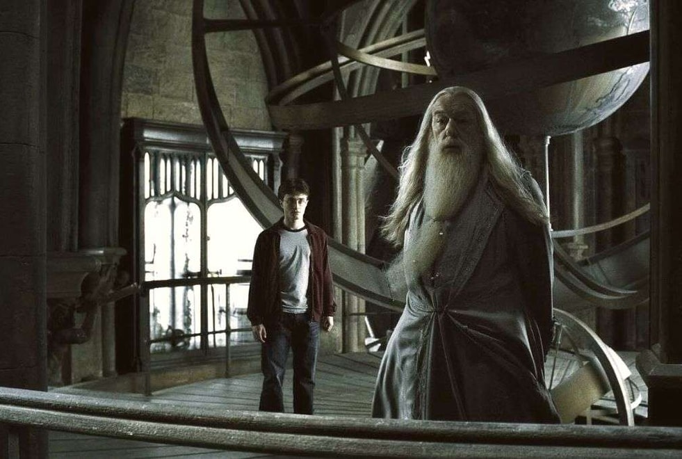 Harry Potter et le Prince de Sang-Mêlé : pourquoi Harry n’est-il pas parvenu à donner de l’eau à Dumbledore dans la caverne ?