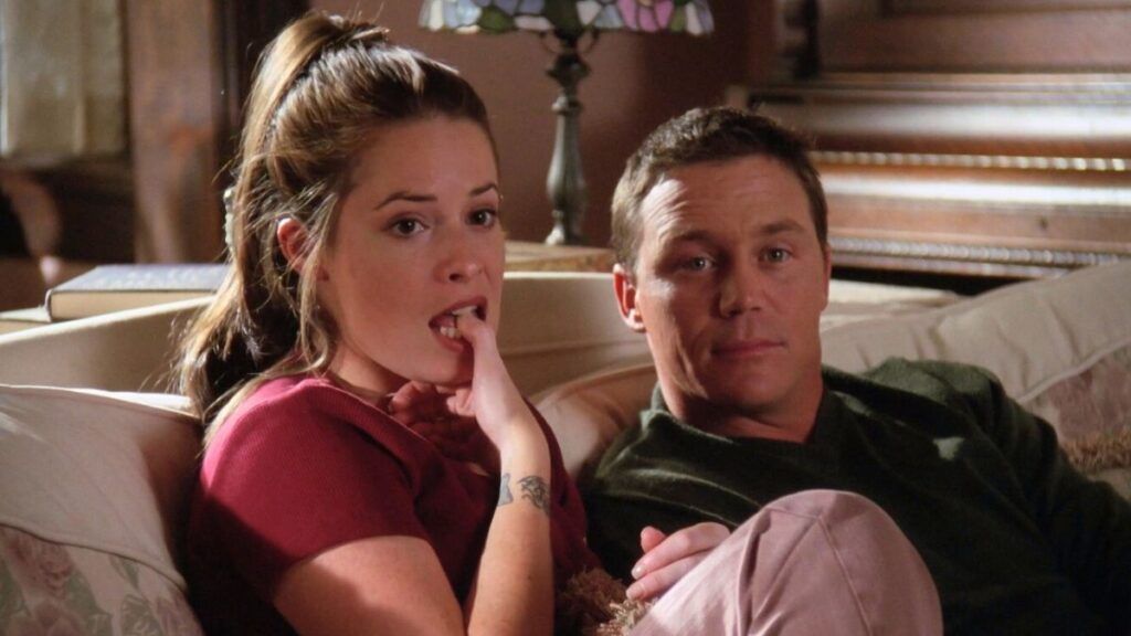 Piper Halliwell (Holly Marie Combs) et Leo Wyatt (Brian Krause) dans la série Charmed.