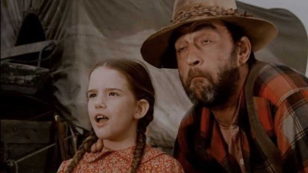 Laura Ingalls et Mr Edwards dans le premier épisode de La Petite Maison dans la Prairie