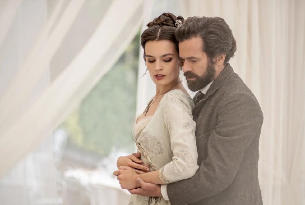 Eiffel : pourquoi la différence d’âge entre Romain Duris et Emma Mackey a fait polémique