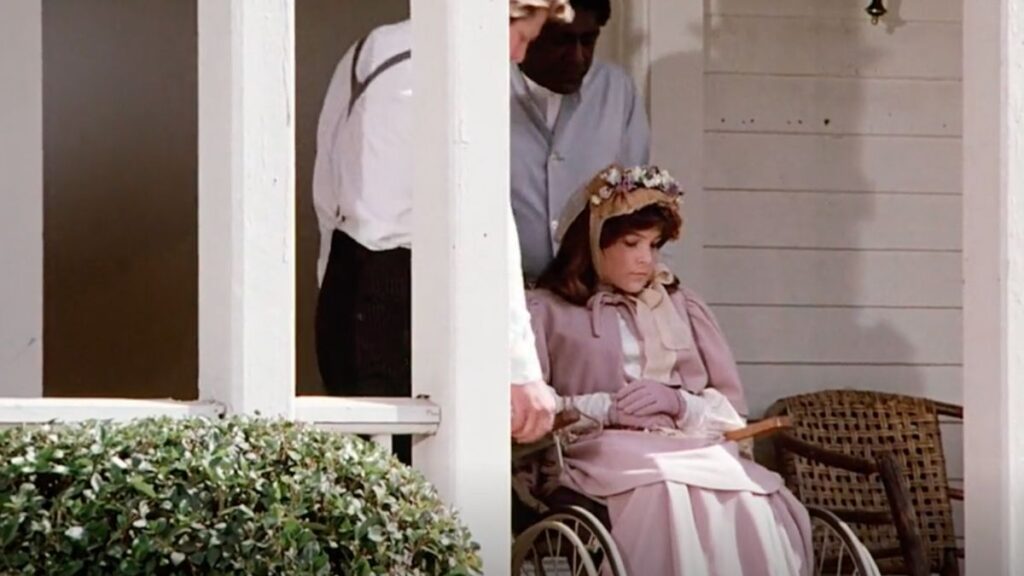 leslie en fauteuil roulant devant sa maison de minneapolis dans l'épisode 8 de la saison 7 de la petite maison dans la prairie