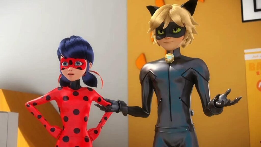 marinette en ladybug et adrien en chat noir dans miraculous