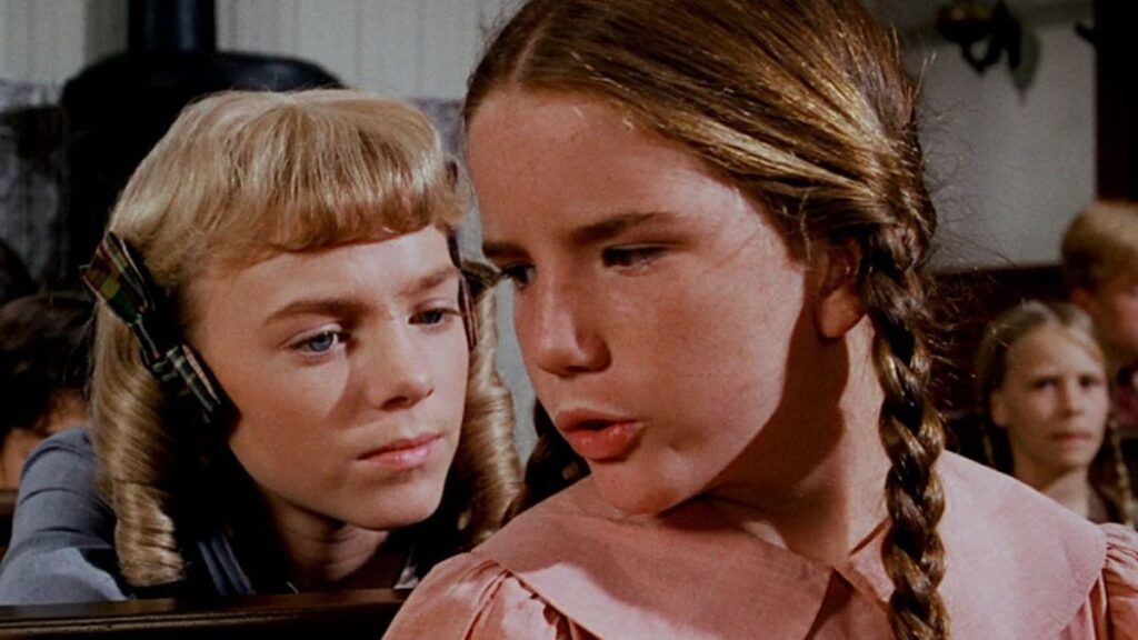 Laura Ingalls et Nellie Oleson dans La Petite Maison dans la Prairie.