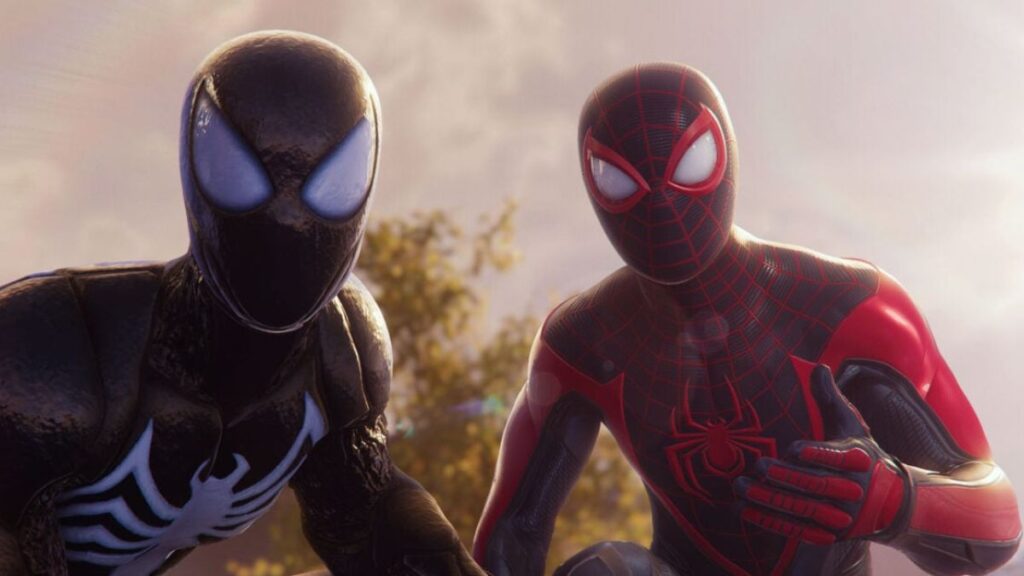 Peter Parker dans son costume avec le symbiote Venom et Miles Morales dans Marvel's Spider-Man 2