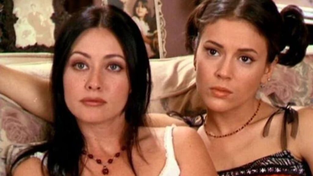 prue (shannen doherty) et phoebe (alyssa milano) halliwell dans la série charmed