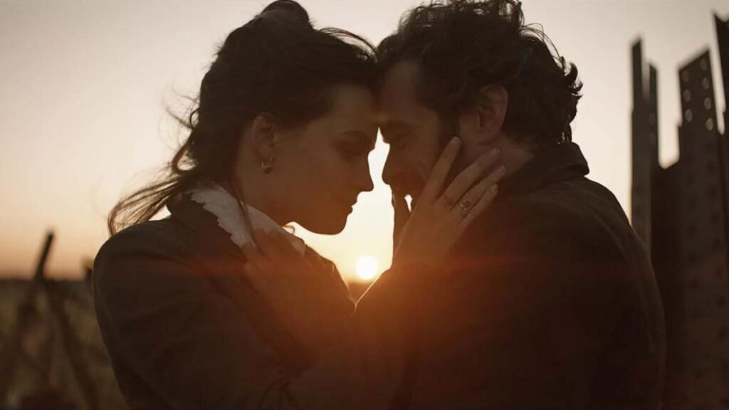 Romain Duris et Emma Mackey dans le film Eiffel