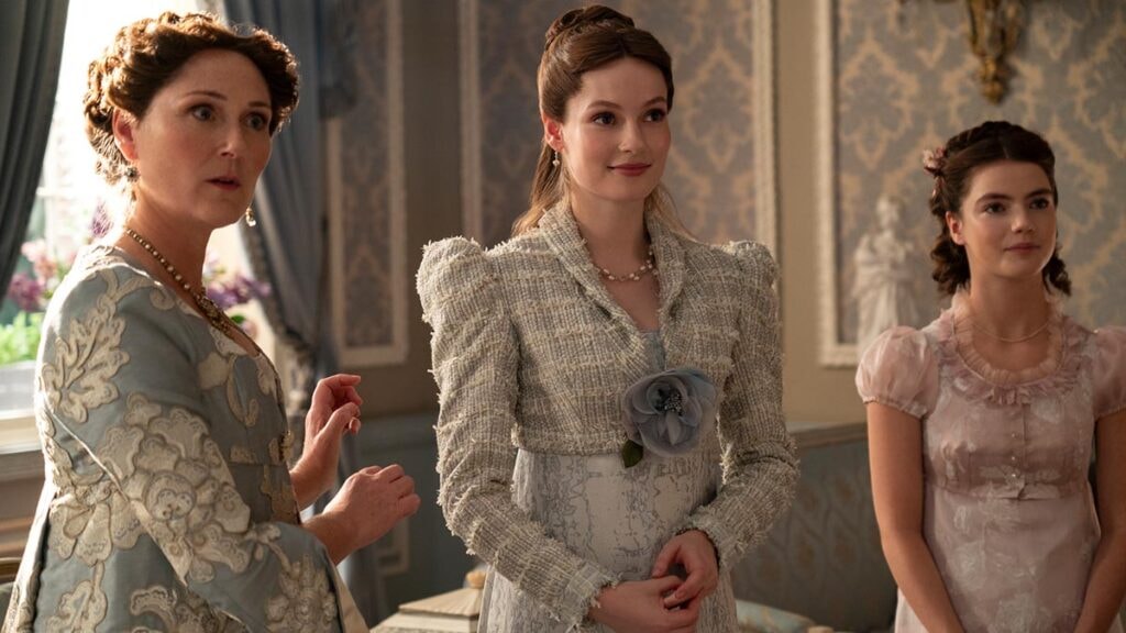 Ruth Gemmell est Lady Violet Bridgerton, Hannah Dodd est Francesca Bridgerton, Florence Hunt est Hyacinth Bridgerton dans la saison 3