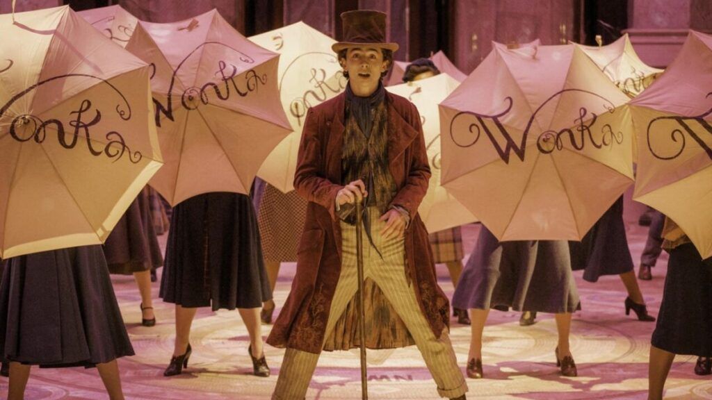 Timothée Chalamet avec des parapluies dans le film Wonka de Paul King