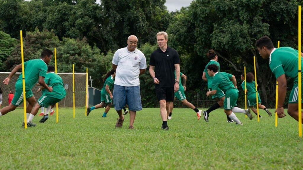 Michael Fassbender et Oscar Kightley dans Une équipe de rêve