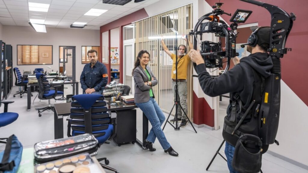 Tournage de la série Plus Belle la Vie Encore Plus Belle dans les studios de la Belle de Mai à Marseille.