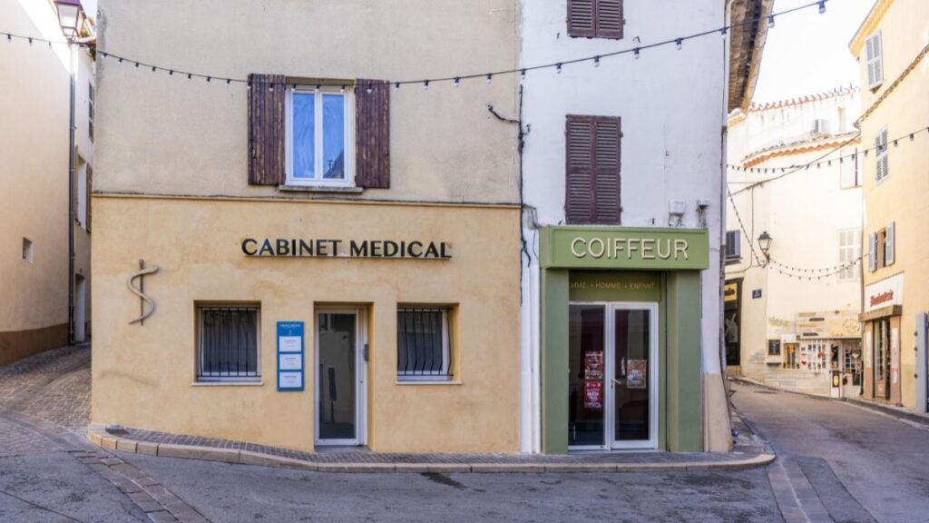 Tournage de la série Plus Belle la Vie Encore Plus Belle dans les studios de la Belle de Mai à Marseille.