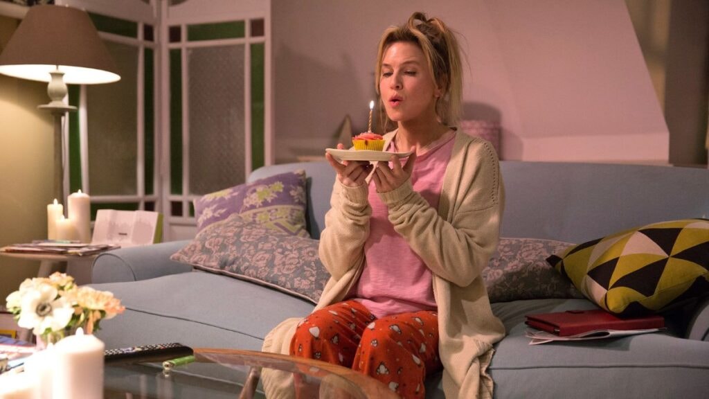 renée zellweger dans bridget jones baby qui souffle sa bougie d'anniversaire