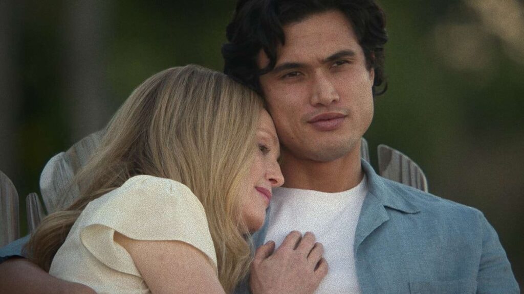 julianne moore et charles melton dans le film may december