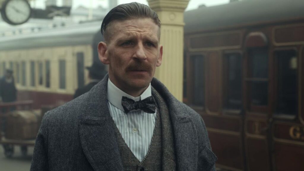 Paul Anderson joue Arthur Shelby dans la série Peaky Blinders.