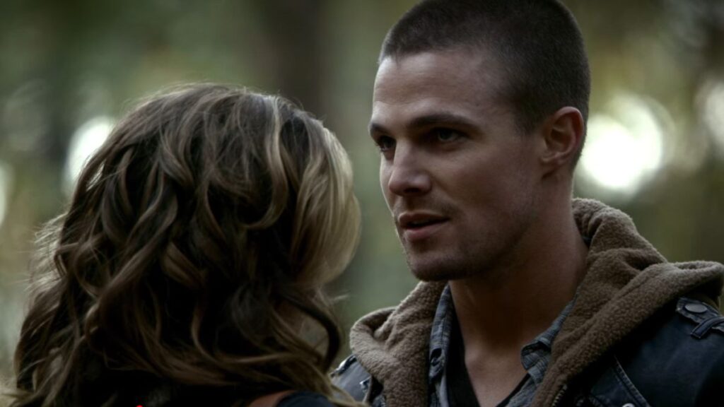 Stephen Amell dans The Vampire Diaries.