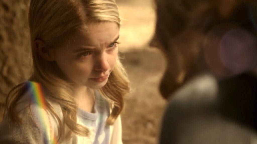 McKenna Grace joue Caroline enfant dans The Vampire Diaries.