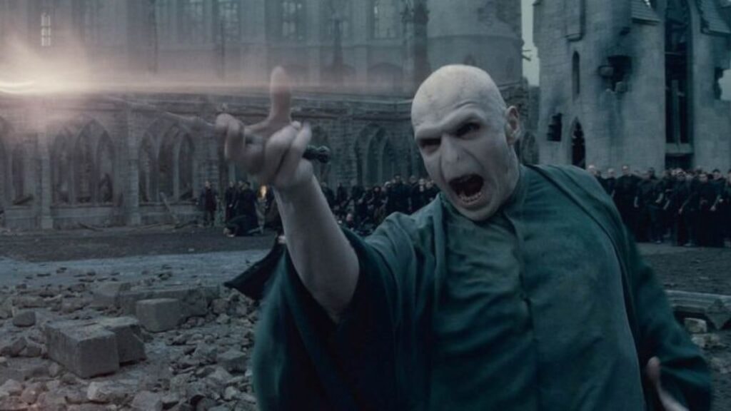 lord voldemort avec la baguette de sureau lors de la bataille de poudlard dans harry potter et les reliques de la mort partie 2