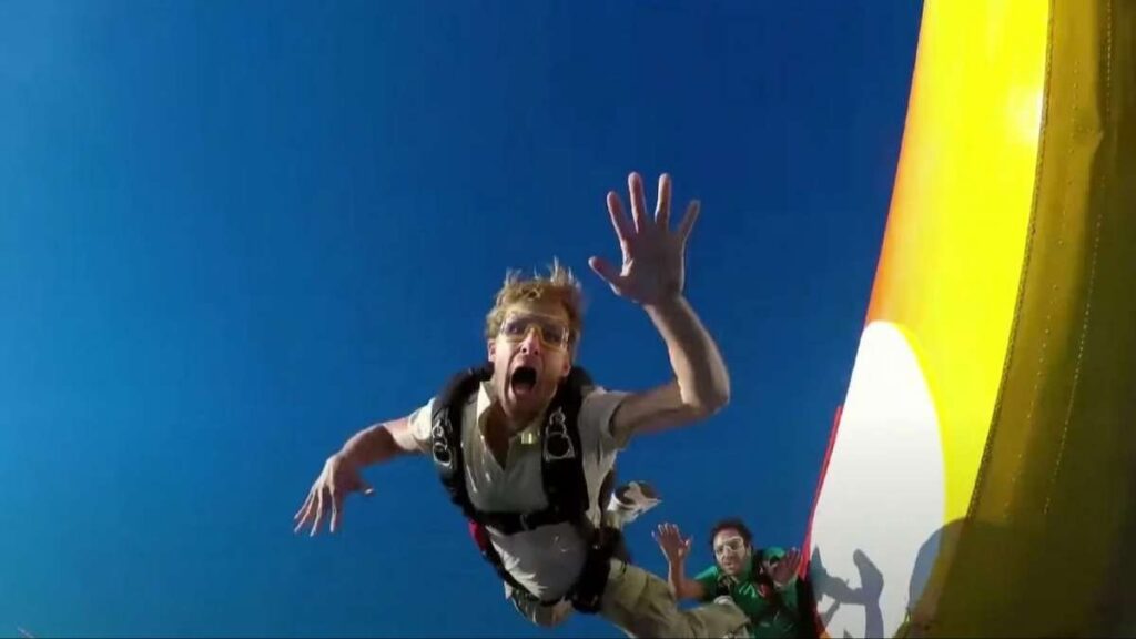 Philippe Lacheau (Franck) dans Babysitting 2 lors de la scène du saut en parachute