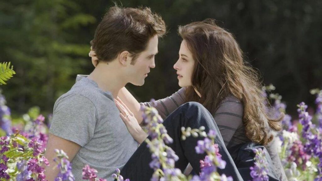 Bella et Edward dans une prairie, un champ de fleurs dans Twilight