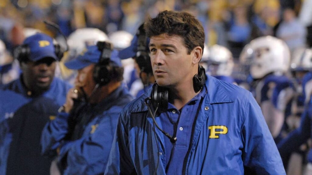 coach Taylor dans la série friday night lights