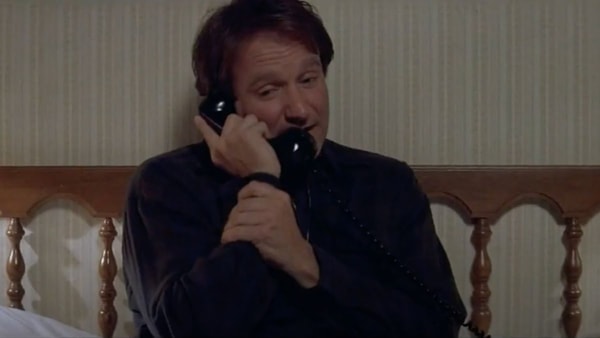 madame-doubtfire-image-de-daniel-au-telephone