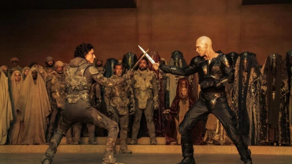 Paul (Timothée Chalamet) se bat contre Feyd-Rautha (Austin Butler) dans Dune : Deuxième Partie