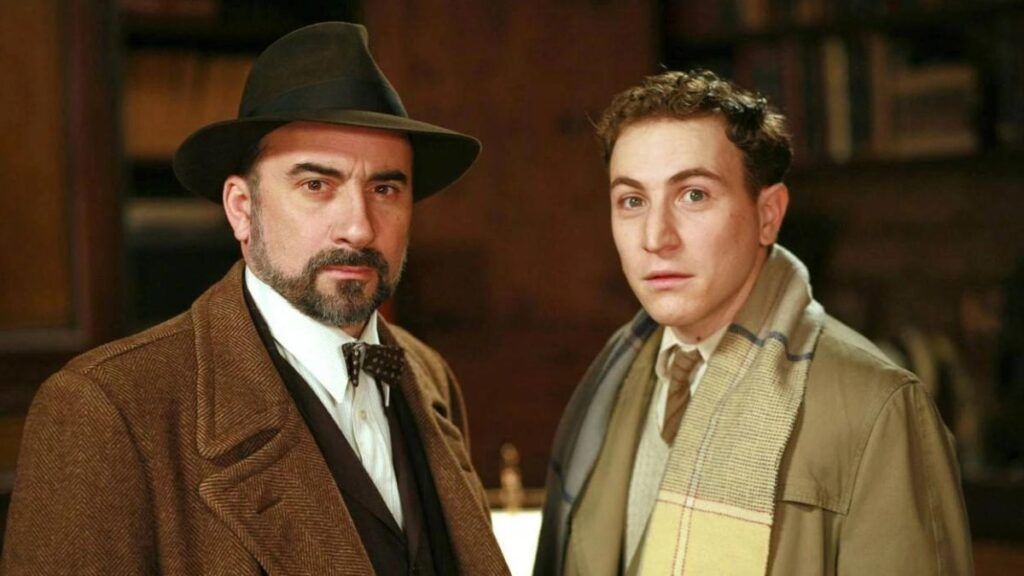 Antoine Duléry et Marius Colucci dans Les Petits Meurtres d'Agatha Christie saison 1.