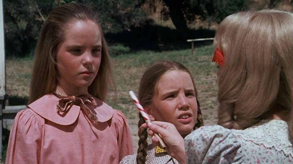 Mary et Laura Ingalls face à Nellie Oleson dans La Petite Maison dans la Prairie.