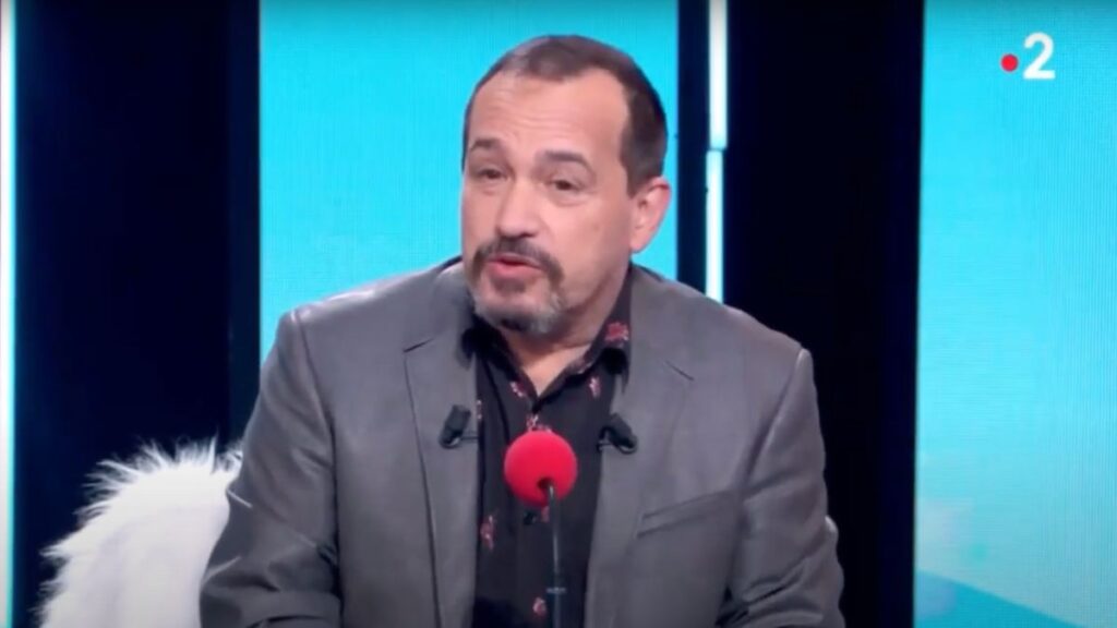 Mehdi El Glaoui, alias Sébastien de la série Belle et Sébastien, dans Les Grosses Têtes sur France 2.