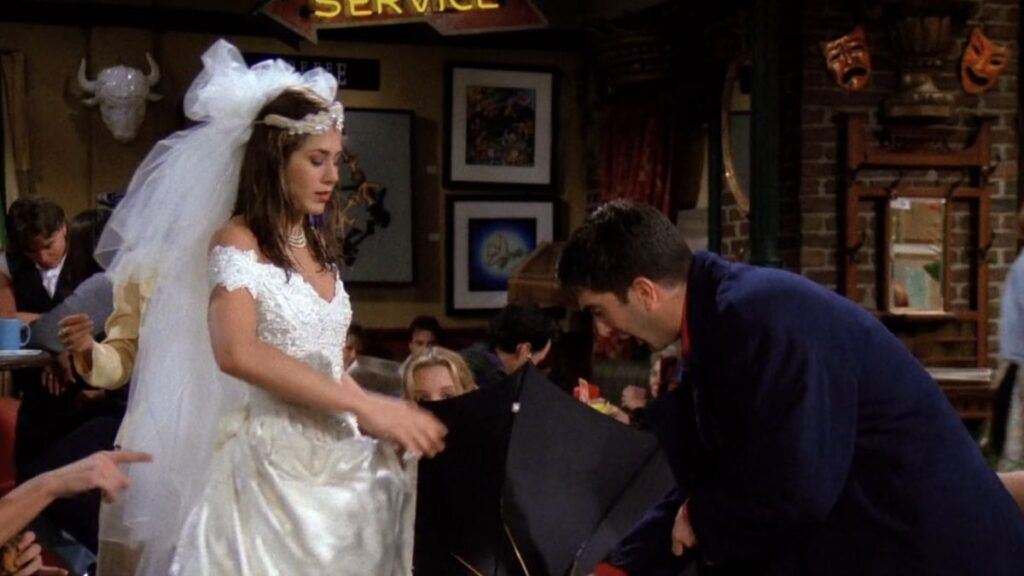 Ross ouvre un parapluie à l'intérieur du Central Perk, lors de sa rencontre avec Rachel dans Friends.